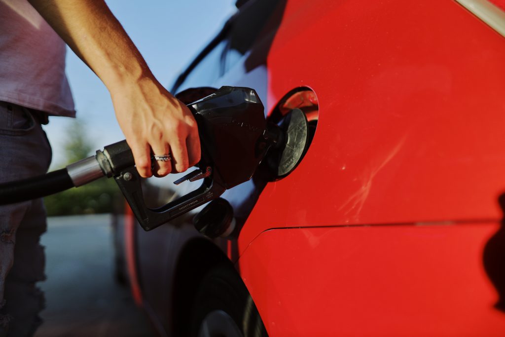 ¿Es recomendable llenar completamente el tanque de gasolina de tu automóvil