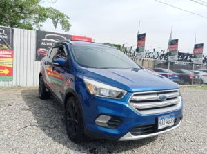 Descubre la Ford Escape SE 2017 en Honduras, con motor 2.0. Disfruta de un viaje seguro y cómodo en esta SUV popular.